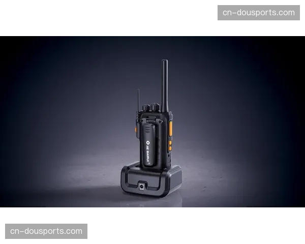 光流引导的镜头平滑技术在智能化阶段普及，消除了手持采集中的细微视觉抖动