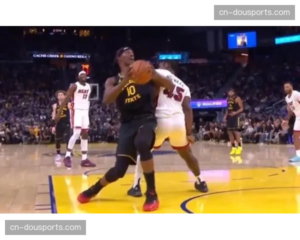 暖心一幕：对手球员搀扶受伤倒地的老将华金离场