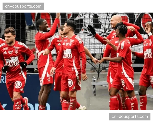 为抗议裁判判罚,雷恩球迷组织宣布本轮比赛静默观赛15分钟 为抗议裁判判罚,雷恩球迷组织宣布本轮比赛静默观赛15分钟