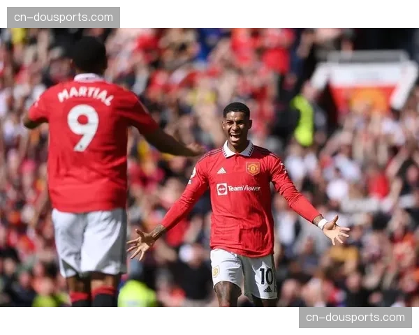 特写画面:比赛结束哨声吹响,为本队赢得关键点球的拉什福德长舒一口气 特写画面:比赛结束哨声吹响,为本队赢得关键点球的拉什福德长舒一口气